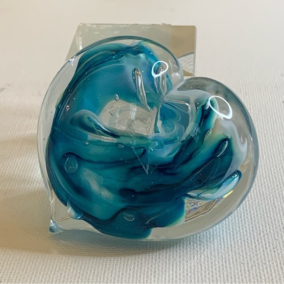 Turquoise Blue Art Glass Heart Paperweight Swirling Bright Colors Hand Blown 2.5 - Picture 10 of 16